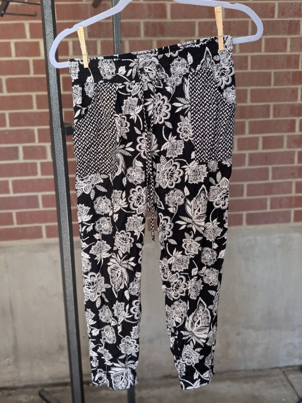 American Eagle Jogger Pants Womens XS Black White Floral Drawstring Flowy Boho
